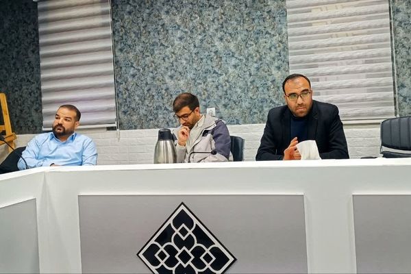 نشست گفت‌وگوی کتاب محور" ایرانی‌ها چه رویایی در سر دارند؟" در یاسوج