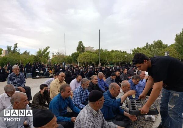 آیین قرائت دعای پرفیض عرفه در جوار یادمان شهید گمنام بوستان گلهای قم