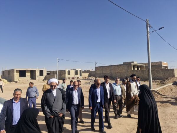 آیین کلنگ زنی پروژه آموزشی ۹ کلاسه هوشمند خیری روستای بهادران مهریز