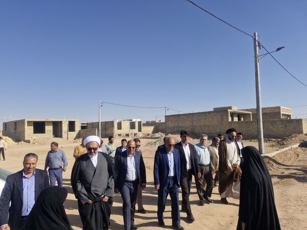 آیین کلنگ زنی پروژه آموزشی ۹ کلاسه هوشمند خیری روستای بهادران مهریز