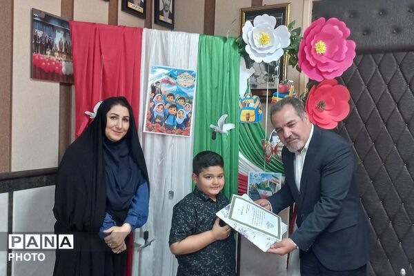 تقدیر از نوآموزان پرتلاش در پویش «مشت کوچک، بدرقه بزرگ» ناحیه دو شهرری 