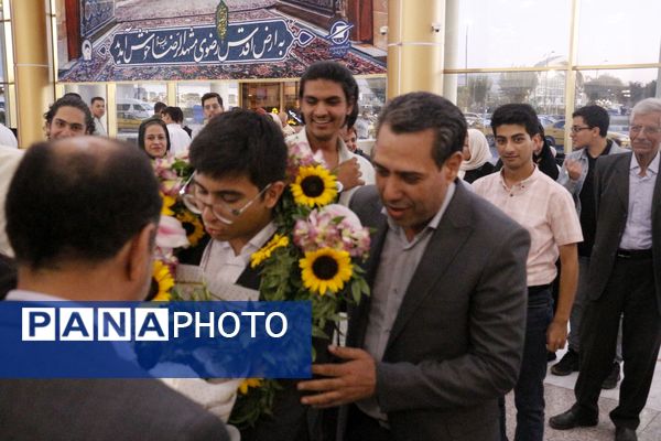 استقبال پرشور از دانش‌آموز مشهدی قهرمان المپیاد جهانی نجوم و اخترفیزیک
