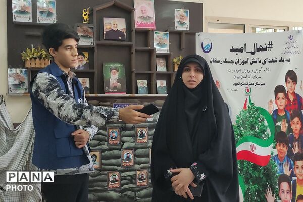  آیین کاشت نهال امید به یاد شهدای دانش‌آموز جنگ رمضان در دبیرستان فتح المبین شهرری 