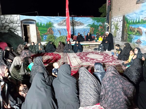 مراسم عزاداری ماه صفر در روستای نقاب با وجود قطع برق