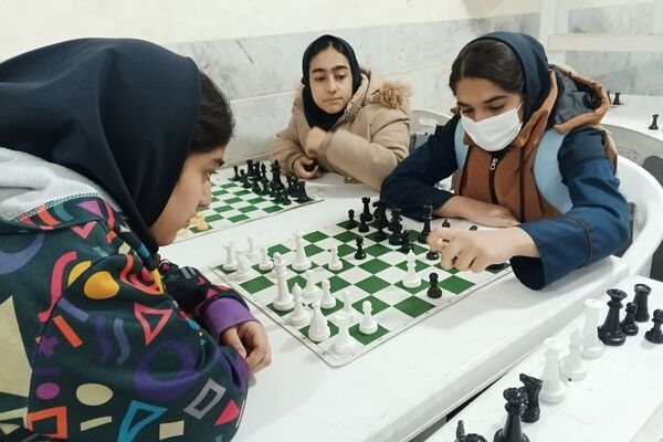 رقابت فکری دانش آموزان شهرستان قدس در مسابقات شطرنج دانش‌آموزی 