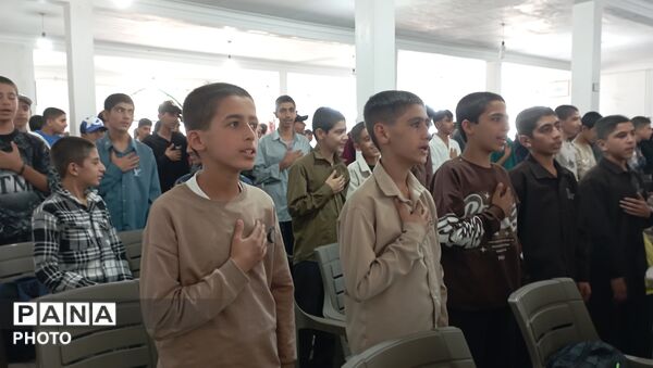 گرامیداشت هفته دفاع مقدس با حضور دانش‌آموزان روستای تمنک 