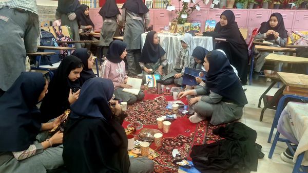 عطر مطالعه در کافه کتاب کلاس پنجم دبستان شاهد بنت‌الحسین تبریز