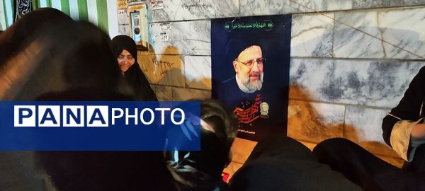 اجتماع مردم مشهدی مقابل خانه مادر شهید جمهور جهت ابراز همدردی