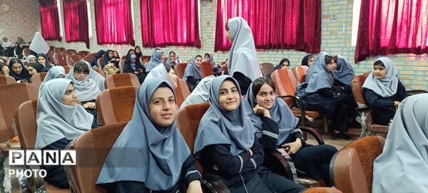 جشنی به پاس تجلیل از افتخار آفرینی دانش آموزان دبیرستان وکیلی۱۰