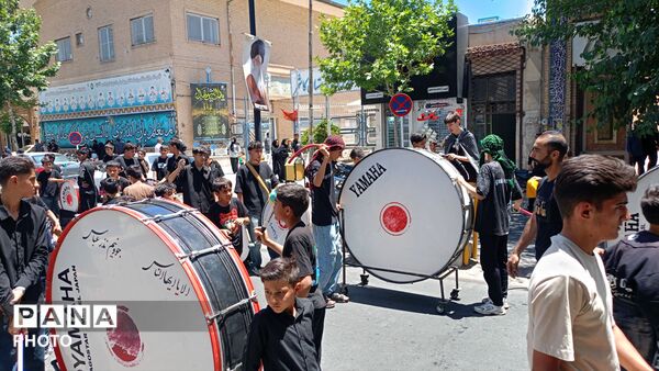 خیابان ها غرق در نوای طبل ها