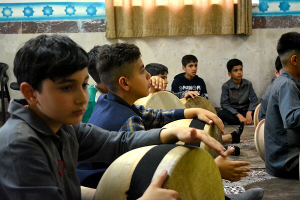آموزش ضرب زورخانه‌ای در دبستان رازی ناحیه 2 بهارستان