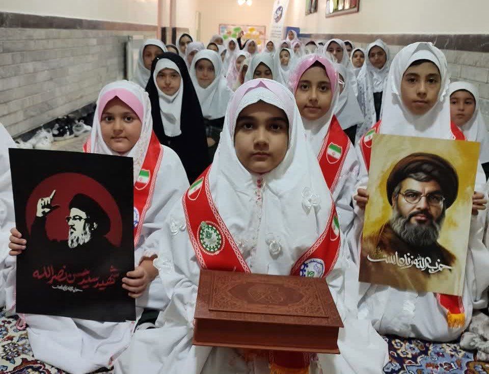 اقامه نماز در مدرسه سارا به یاد شهید نصرالله با نجوای قرآنی پیشتازان آمیخته شد