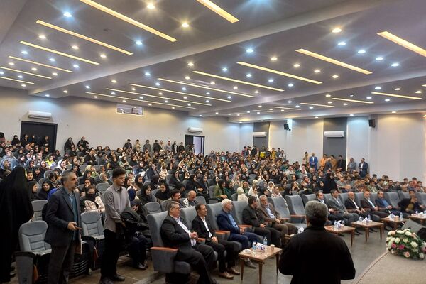 تقدیر از رتبه‌های برتر کنکور در اداره آموزش‌و‌پرورش شهرستان اسلامشهر 
