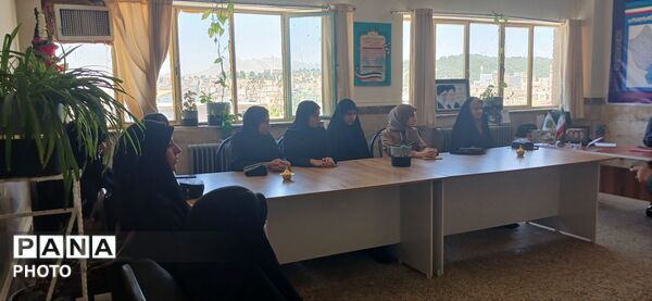  نشست هم اندیشی رئیس سازمان دانش آموزی کردستان با روسای شورای دانش‌آموزی مدارس کامیاران 