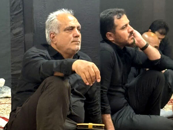 جوانان کاشمری پرچم عزای حسینی را برافراشتند