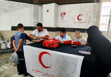 میز خدمت هلال‌احمر در مهرشهر کرج 