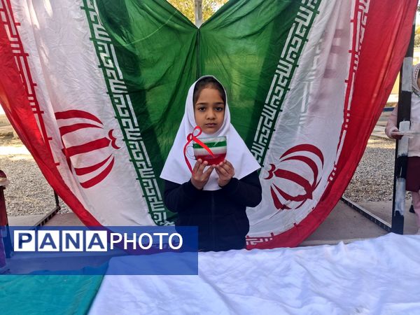 شور جشن ۲۲ بهمن در مدرسه مولوی فین؛ عطر شعر و نور ولایت در هم آمیخت