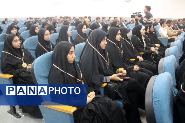 تجلیل از دانش‌آموزان تراز انقلاب اسلامی استان بوشهر