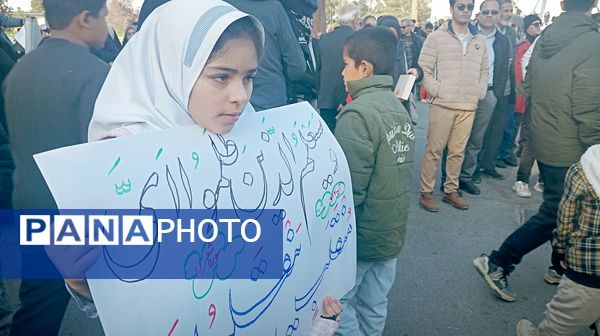 حضور پرشور کودکان در راهپیمایی میثاق با ولایت و محکوم نمودن اغتشاشات گروه های تروریستی در کاشمر