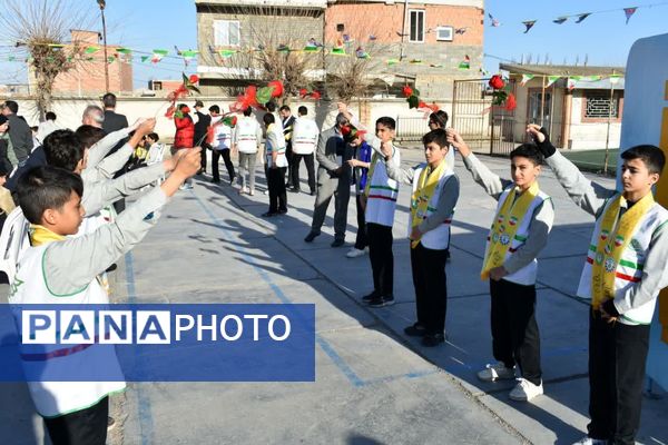 نواخته شدن زنگ انقلاب در مدرسه نمونه دولتی شهید علی آزادی خواه