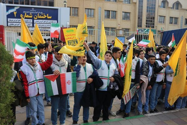 شرکت دانش‌آموزان اردبیلی در راهپیمایی یوم‌الله ۱۳ آبان