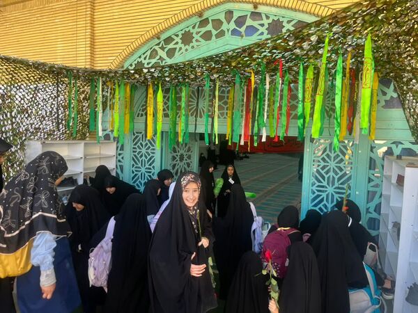 استقبال پرشور دانش‌آموزان جم از شهید گمنام در آستانه شهادت حضرت زهرا(س)