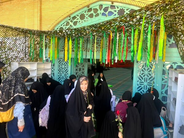 استقبال پرشور دانش‌آموزان جم از شهید گمنام در آستانه شهادت حضرت زهرا(س)