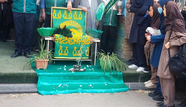 پرچم گردانی آستان قدس رضوی در مدارس منطقه پردیس به مناسبت دهه کرامت