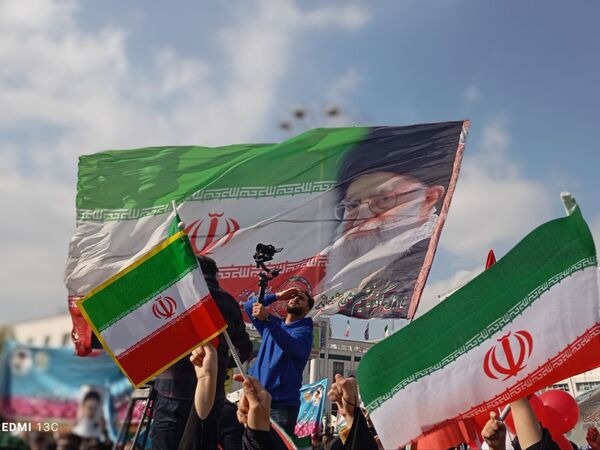 حضور پر شور دانش آموزان  در راهپیمایی ۱۳ آبان 