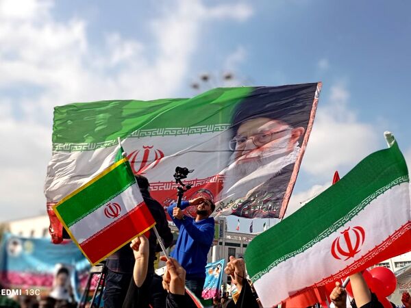 حضور پر شور دانش آموزان  در راهپیمایی ۱۳ آبان 