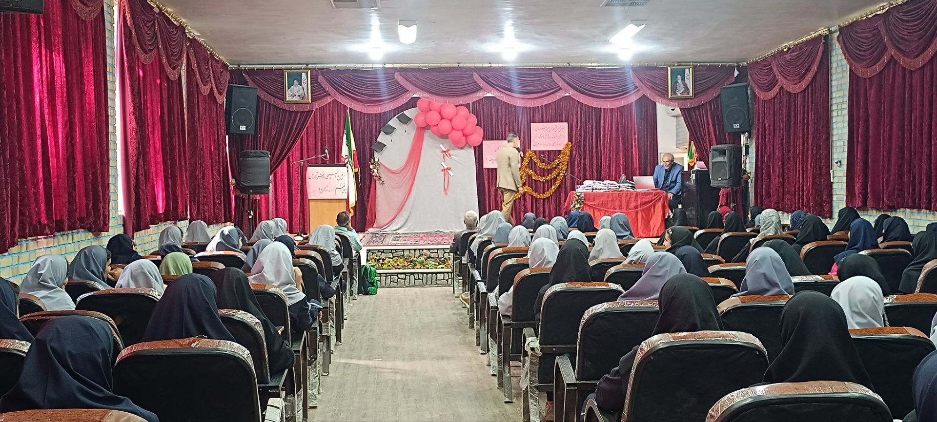 جشنی به پاس تجلیل از افتخار آفرینی دانش آموزان دبیرستان وکیلی۱۰