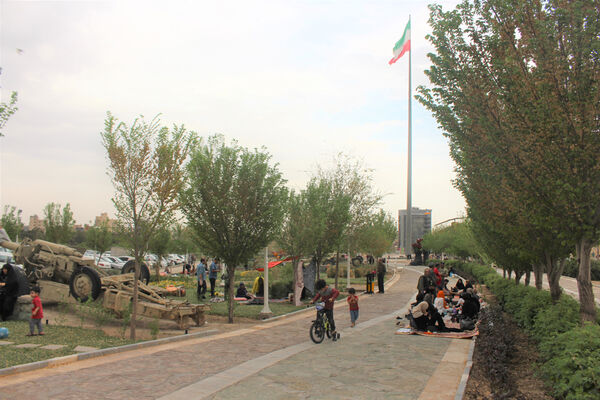 حضور گردشگران روز طبیعت در محوطه باغ‌موزه دفاع مقدس قم