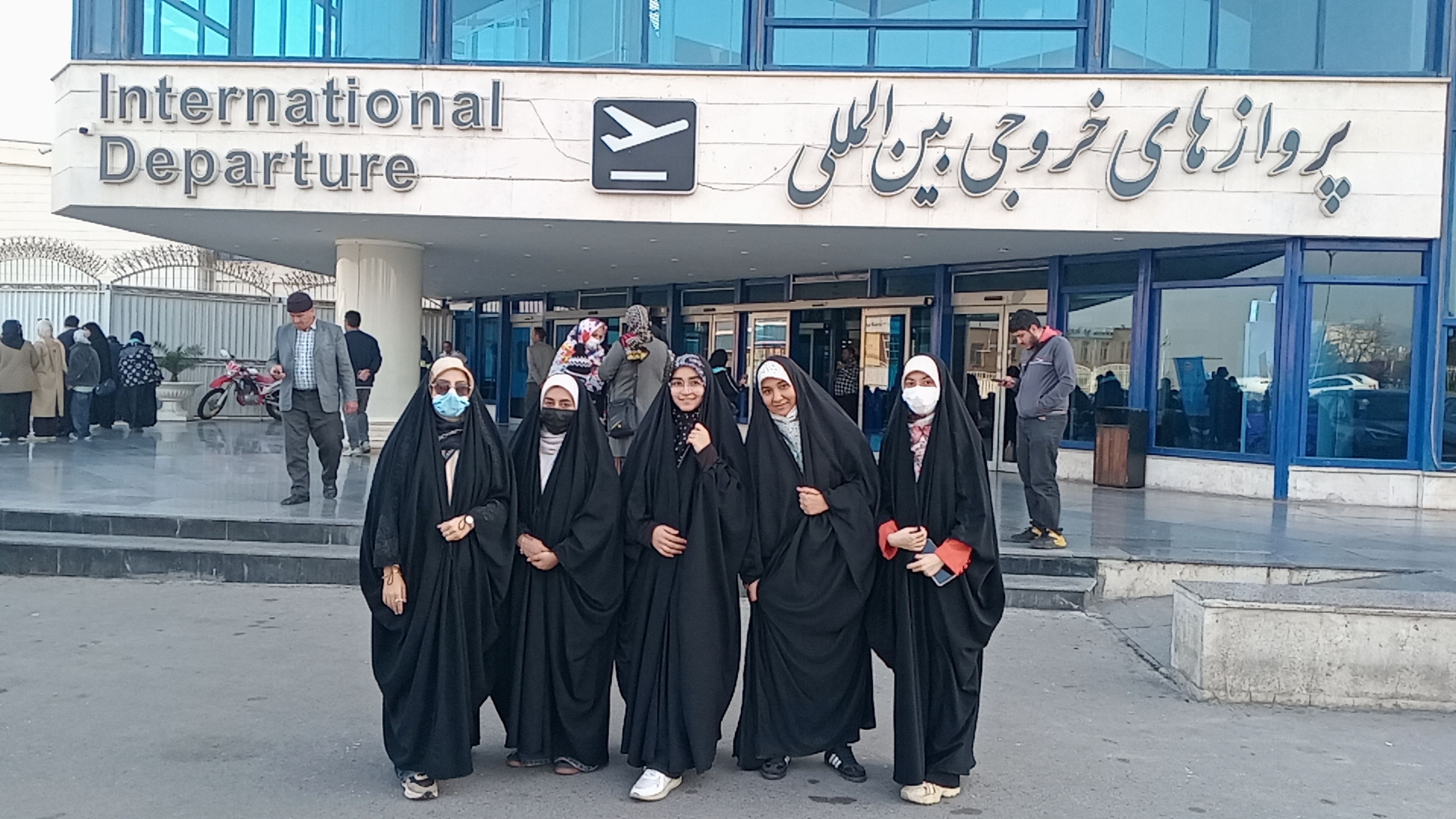 بدرقه دختران دانش آموز از ایستگاه پروازی مشهد به سوی سرزمین وحی