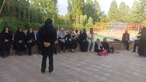 آموزش میدانی چادر زنی و حمل مصدوم برای شهروندان در پارک صادقیه مشهد  