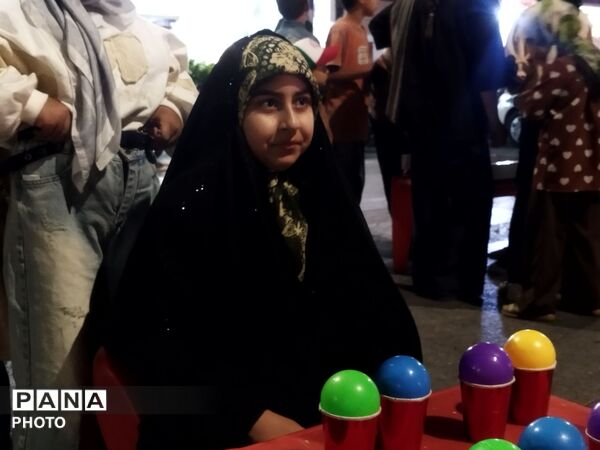 نذر کودکان برای رهبر امت اسلام در موکب فرهنگیان 