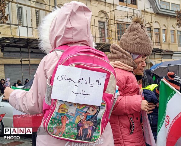 حضور دانش‌آموزان با کوله‌پشتی به یاد همکلاسی‌های مینابی در روز جهانی قدس همدان