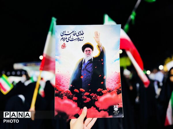 ایستادگی با چاشنی وحدت