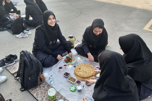 برگزاری مراسم صبحانه سلامت در دبیرستان الغدیر ناحیه یک شهرری