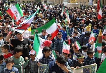 پیشوا در سوگ رهبر شهید؛ حرکت دسته‌های عزاداری فرهنگیان و دانش‌آموزان در اربعین رهبر شهید