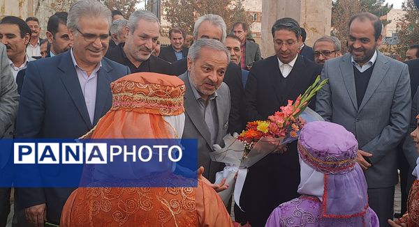 مراسم استقبال از وزیر آموزش و پرورش در گلزار شهدای نیشابور 