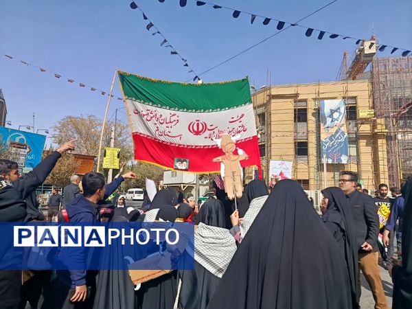 جلوه هایی از حضور مردم قم در راهپیمایی یوم الله 13 آبان