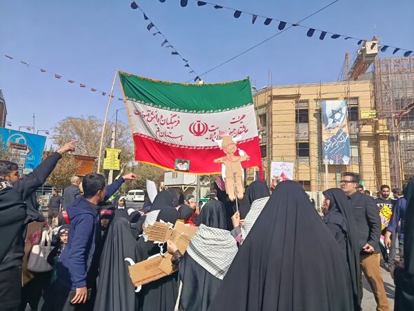 جلوه هایی از حضور مردم قم در راهپیمایی یوم الله 13 آبان