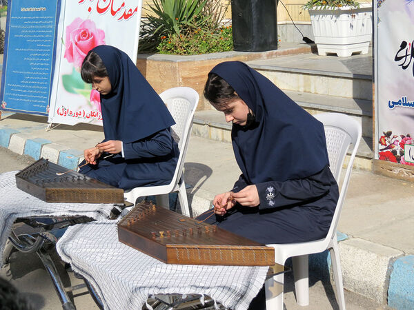 زدن زنگ انقلاب در مدرسه دخترانه فرزانگان شهرستان بجنورد 