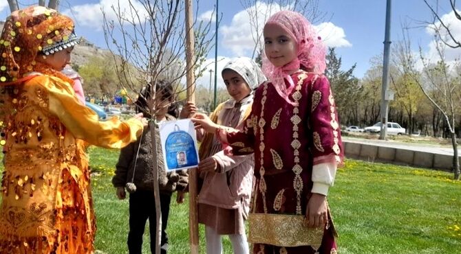 شکوفه‌هایی که روی نهال‌های ایران جای گرفت