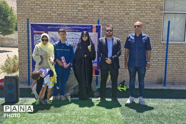  پیوندِ نسل‌ها در زمین فوتبال مدرسه باقرالعلوم فیروزکوه