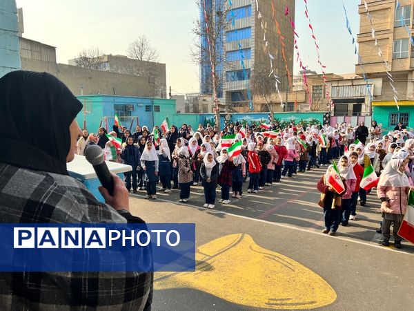نواختن زنگ انقلاب در دبستان‌المهدی ناحیه 2 کرج 