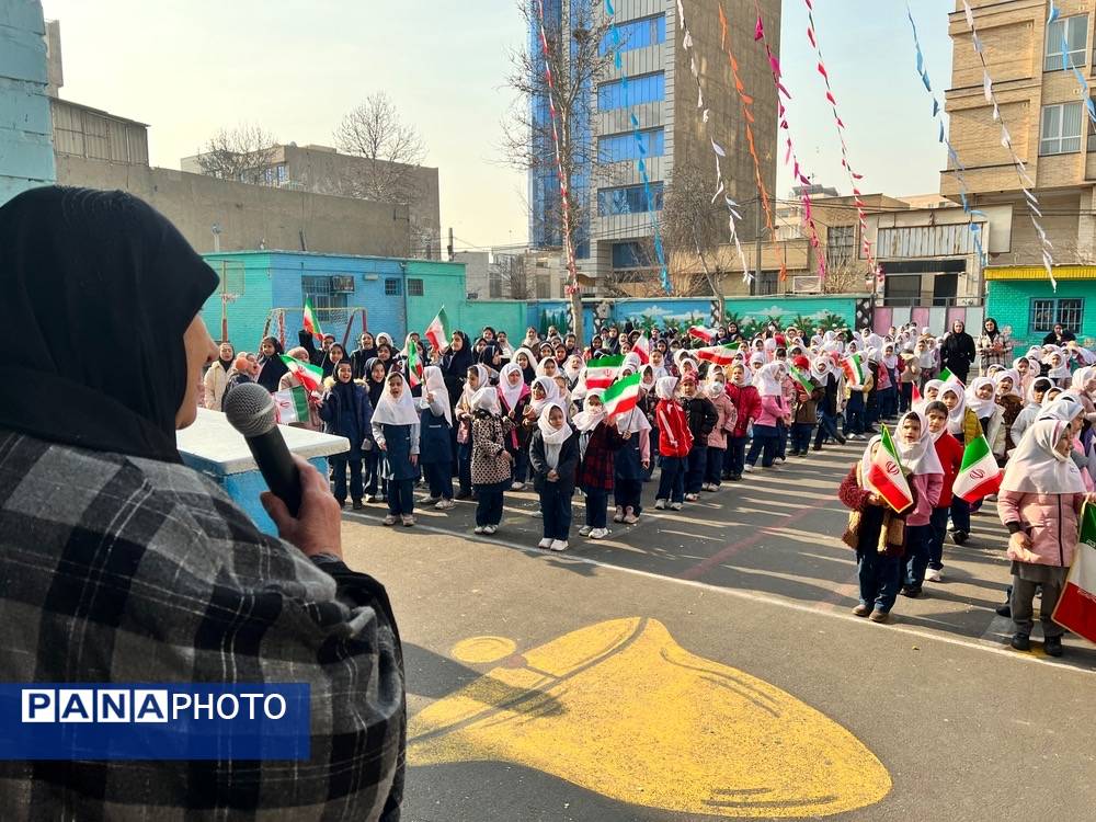نواختن زنگ انقلاب در دبستان‌المهدی ناحیه 2 کرج 