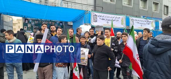 حضور گسترده و منسجم دانش آموزان و فرهنگیان منطقه ۱۰ در راهپیمایی ۲۲ بهمن ماه