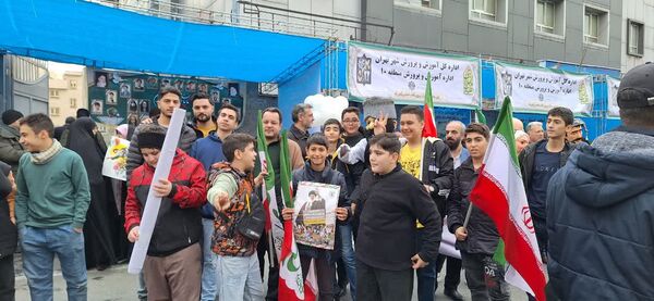 حضور گسترده و منسجم دانش آموزان و فرهنگیان منطقه ۱۰ در راهپیمایی ۲۲ بهمن ماه