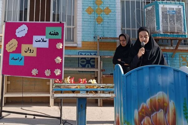نواختن زنگ هفته سلامت روان در دبیرستان حضرت معصومه (س) شهرستان فیروزه